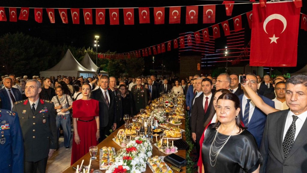 Tartışmalar sona erdi: İzmir’deki 9 Eylül resepsiyonunda alkollü içecek servis edildi