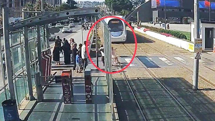 Tramvayın önüne koşan çocuğu son anda kurtardı!
