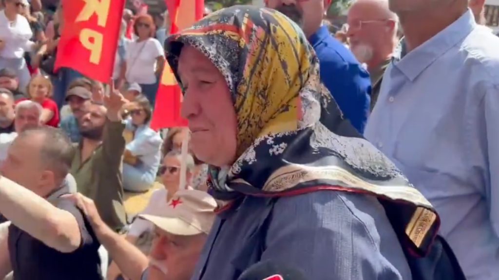 Üsküdar Belediyesi, AK Parti’ye geçince başörtülü kadın gözyaşlarını tutamadı