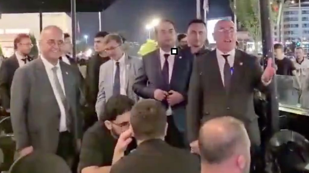 Yeni Partili milletvekilleri Konya’da gençlerin dikkatini çekemedi
