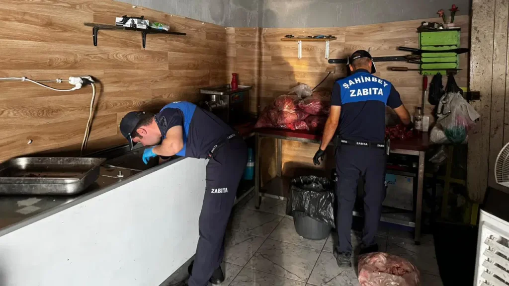 Yurttaşlara yedireceklerdi! Gaziantep’te 500 kilo ciğer ve et imha edildi: İşletme mühürlendi