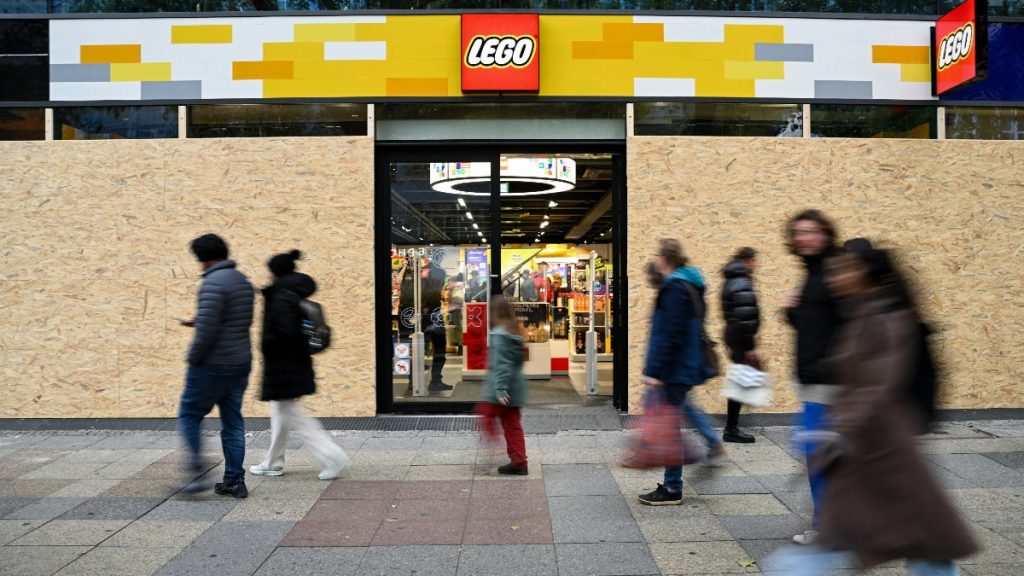 Almanya’da gösteriler öncesinde lüks mağazaların vitrinleri panellerle kapatıldı
