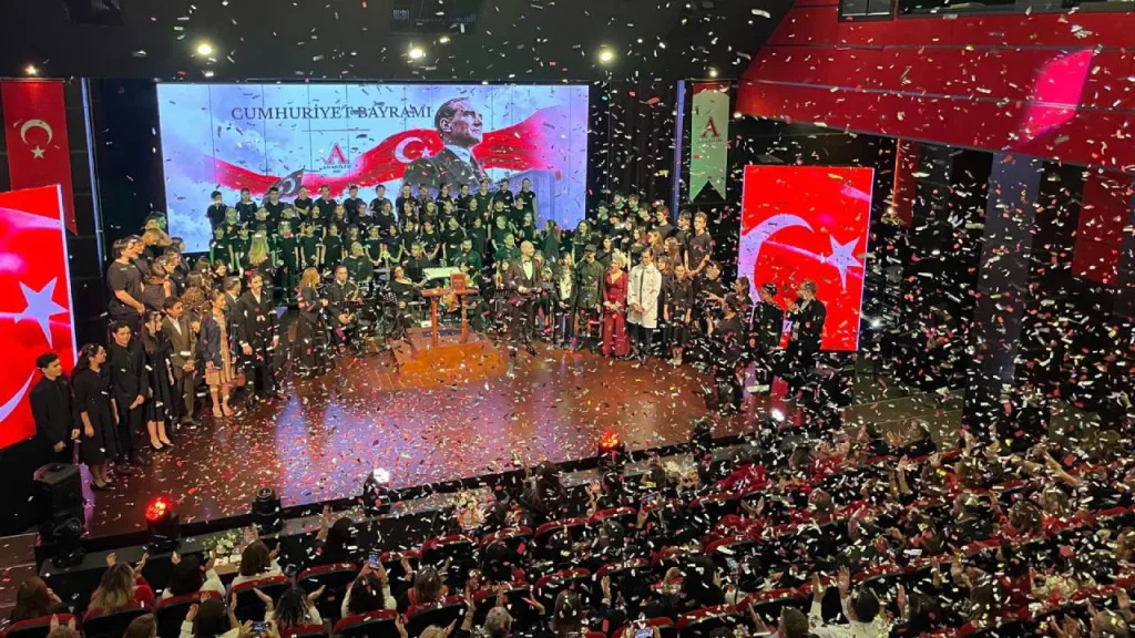 Anabilim Eğitim Kurumları’ndan cumhuriyetin 40. yılına yakışır görkemli kutlama: ‘Miras’ oyunu ayakta alkışlandı