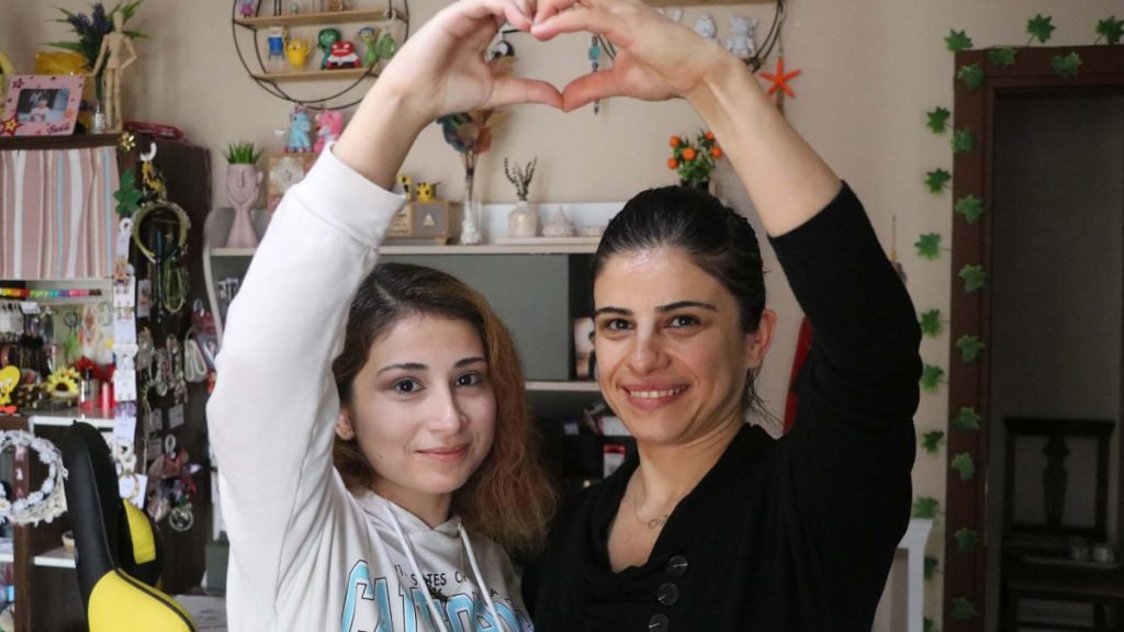 Denizli’de doktorların ‘sabaha çıkmaz’ dediği Tuğba, resim yaparak lösemiyi yendi