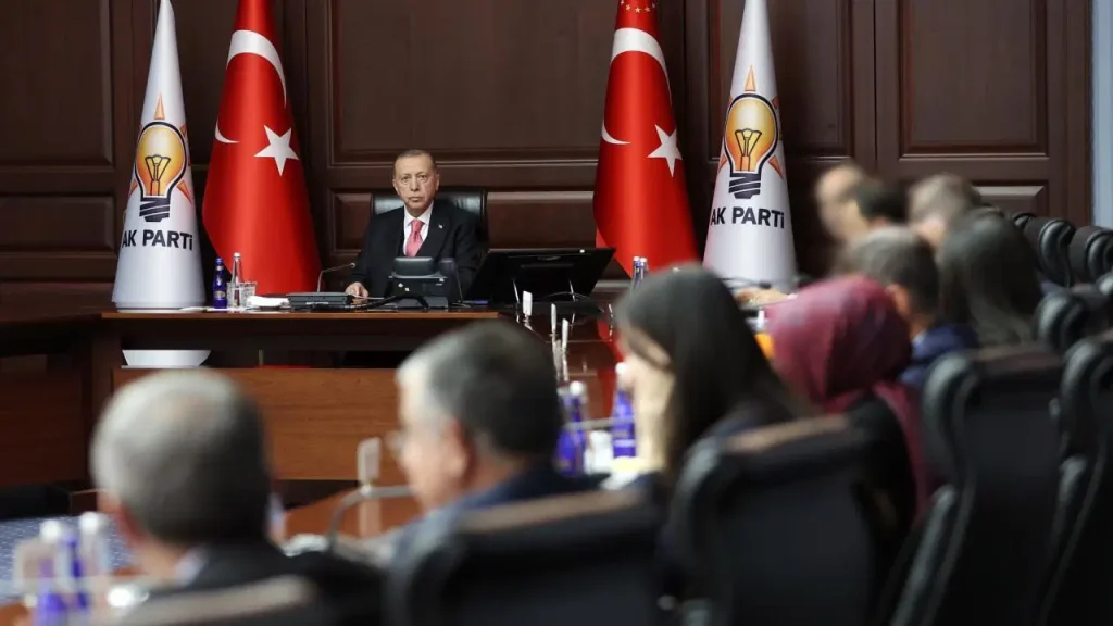 Erdoğan’ın eski metin yazarından ‘fon krizi’ iddiası: ‘Erdoğan en büyük ihanetle karşı karşıya olabilir’