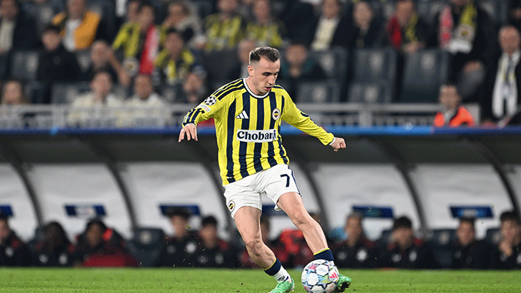 Fenerbahçe tribünlerinden Kerem Aktürkoğlu’na tepki! Kuyt devreye girdi