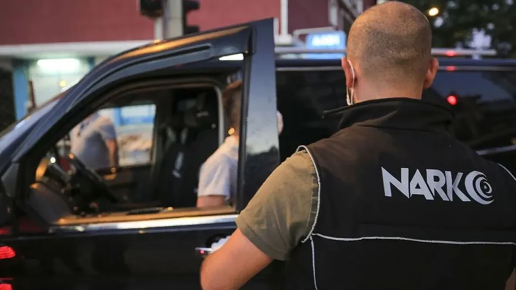 Kadıköy’de ‘drone’ destekli uyuşturucu operasyonu: 2 kişi suçüstü yakalandı