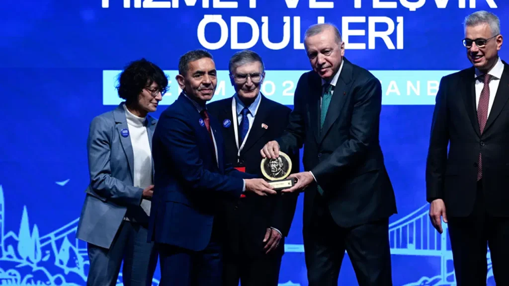 Ödülü Erdoğan verdi: Aziz Sancar Bilim Ödülü Özlem Türeci ve Uğur Şahin’in