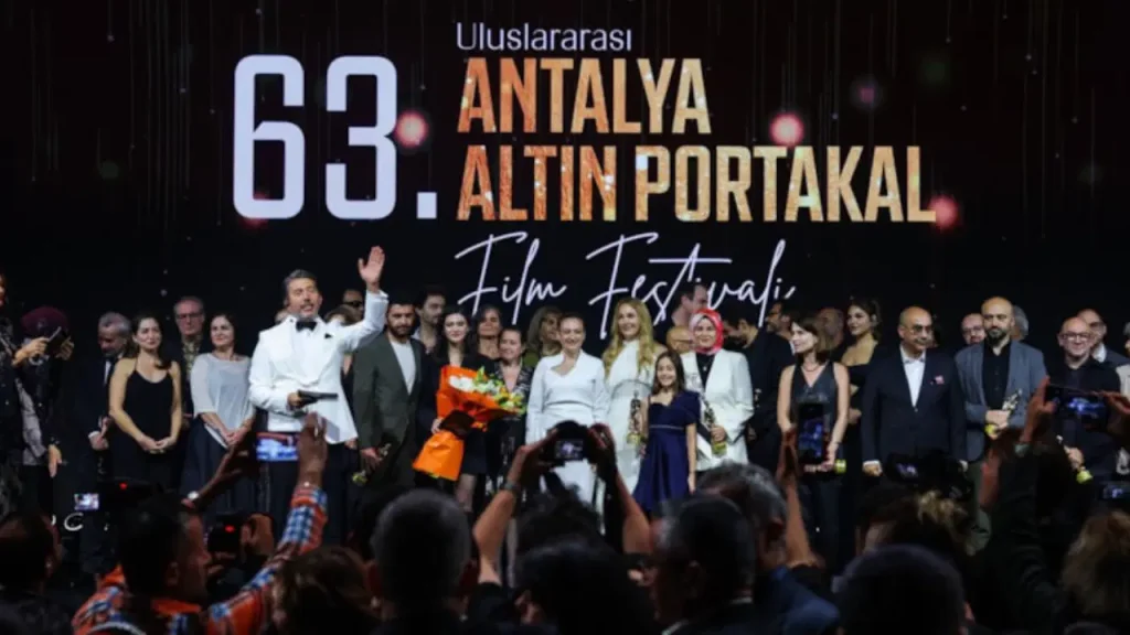 Altın Portakal’da ödüller sahiplerini buldu: ‘Taş ve Tüy’ 6 ödülle zirvede